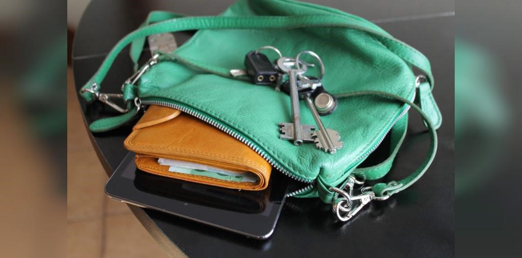 جلوگیری از سرقت گوشی موبایل با رها نکردن کیف بر روی میز در مکان های عمومی